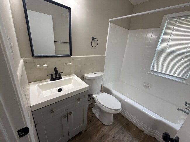 Building Photo - Beautiful 3-Bedroom Home – We Welcome Sect...