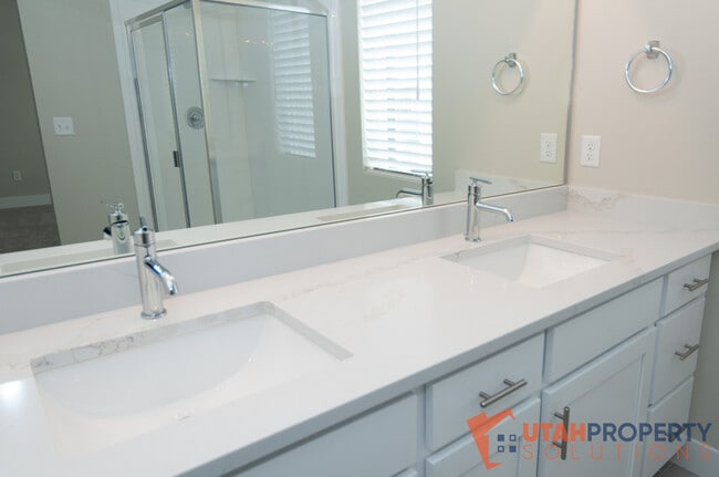 Building Photo - 995 W 360 S