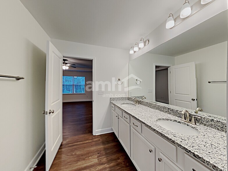 Building Photo - 4509 Tarpon Dr