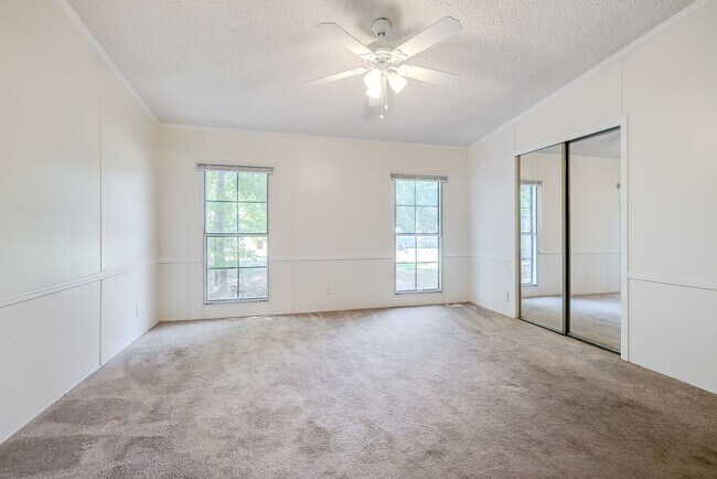 Building Photo - Spacious 3 Bed 2 Bath Home on Large Lot - NO HOA!