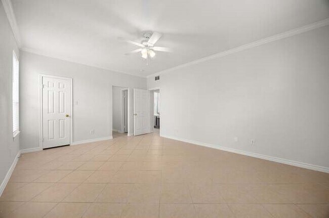 Building Photo - 2255 Braeswood Park Dr