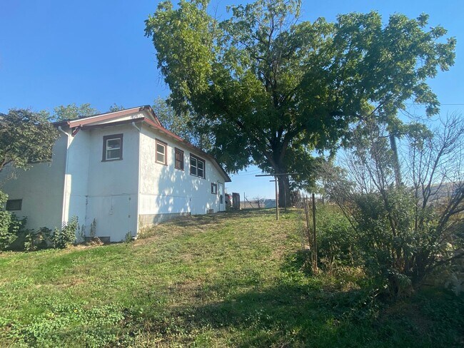 Building Photo - Charming Farmhouse on Tammany Creek Road