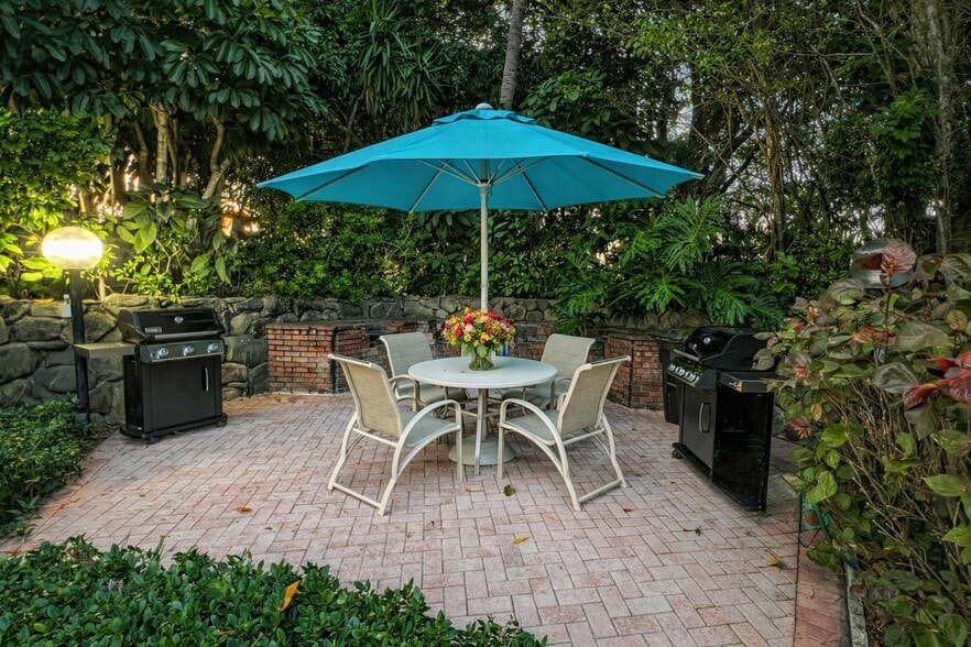 Building Photo - 3050 N Palm Aire Dr