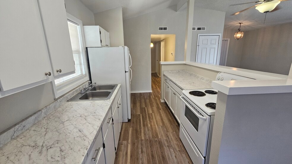 Building Photo - 1006 S Plains Park Dr