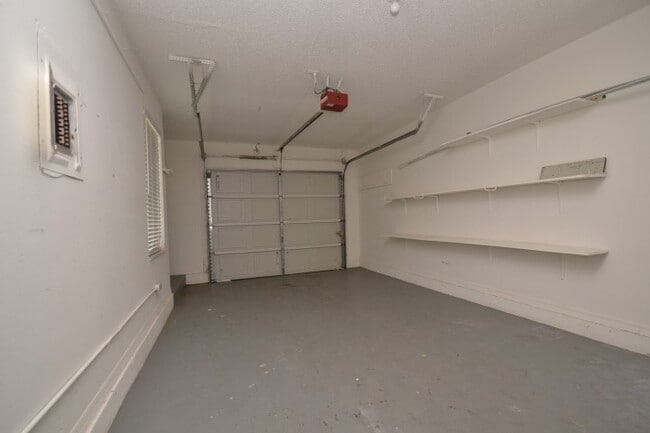 Building Photo - Cute 3 BR/2 BR Home  ~ Community Pool ~ Fe...