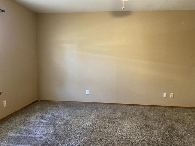 Building Photo - 2320 S W Wolf Run Dr
