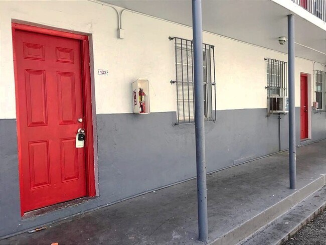 Building Photo - Ground Floor 2 Bedroom Just steps to Wynwood