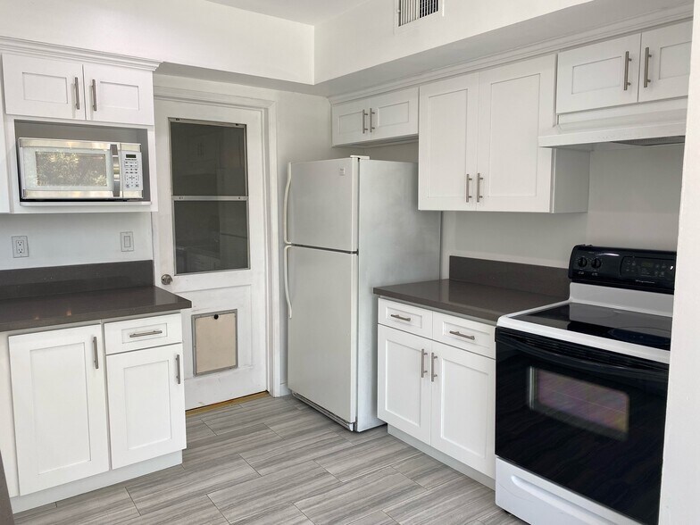 Building Photo - 10823 Camarillo St