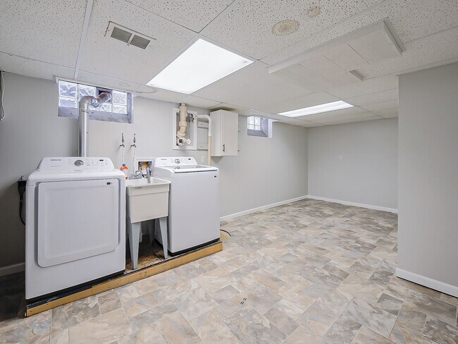 Building Photo - AVAILABLE NOW! Spacious 4-Bed Gem in the Heart of Clawson!