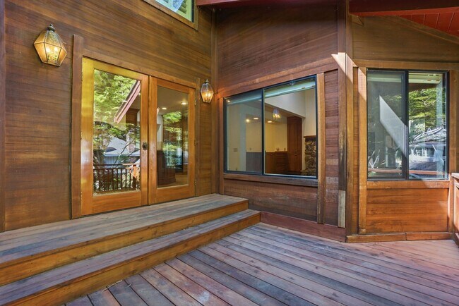 Building Photo - Spectacular 2 story home w/pool in Round Hill Country Club