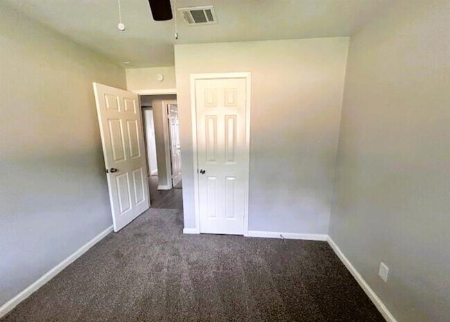 Building Photo - 11122 Dalebrook Dr