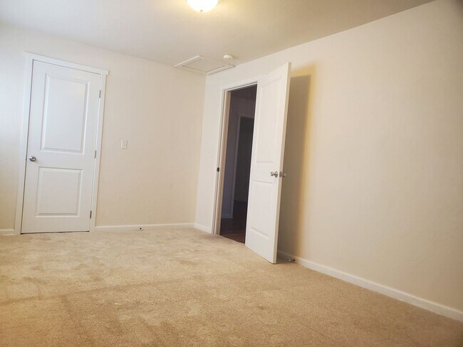 Building Photo - 2 br, 1 bath House - 825 Dr ML King Way