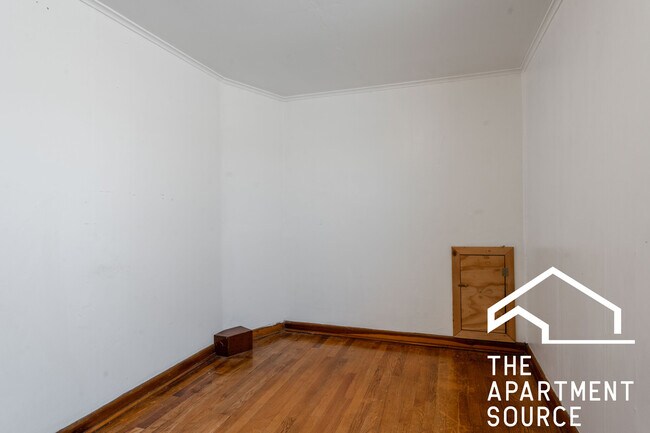 Building Photo - 1334 W Barry Ave