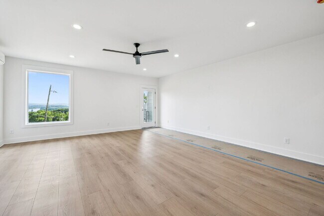 Building Photo - "Spacious 4-Bed, 4-Bath Gem in Nashville -...