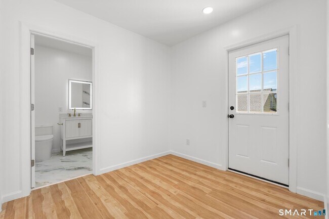 Building Photo - 810 Brewster St
