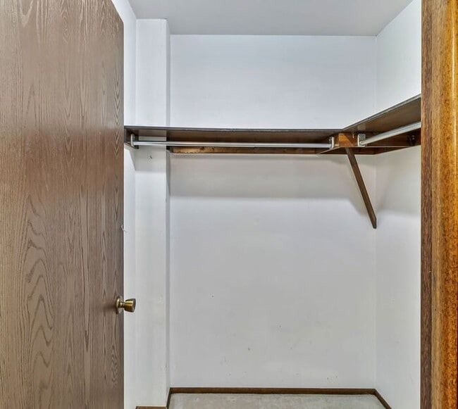 Building Photo - Bright & Spacious 1BD/1BA Top-Floor Unit w...