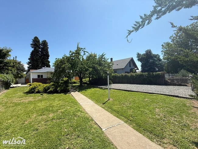 Building Photo - Spacious 3-Bedroom - 2-Bath Home with Bonu...