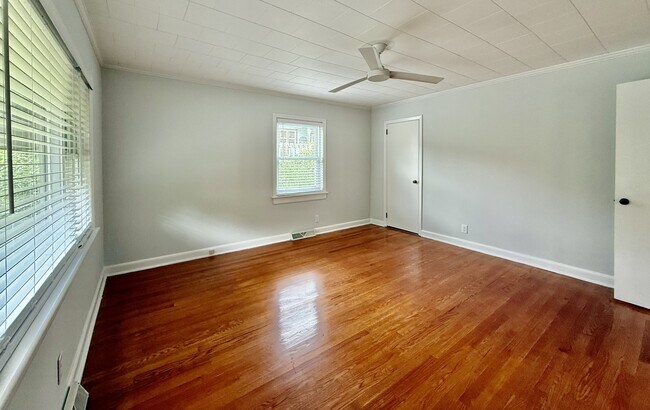Building Photo - 904 Carolina Ave