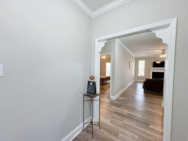 Building Photo - 4 Bedroom Furnished or UnFurnished rental