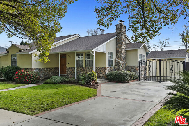 Building Photo - 13958 Peach Grove St