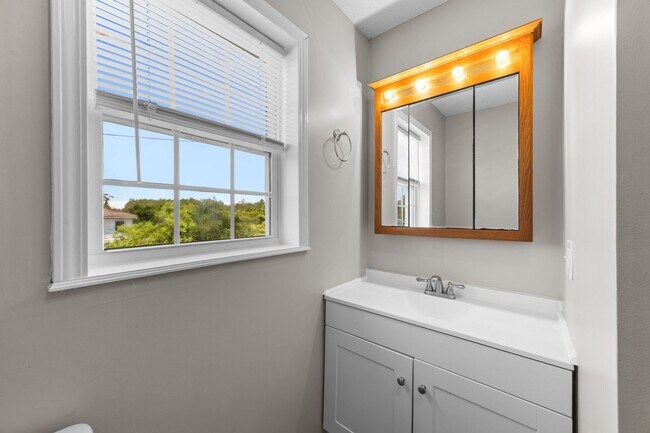 Building Photo - 3 Bed 2 Bath Marshallberg Home Available now