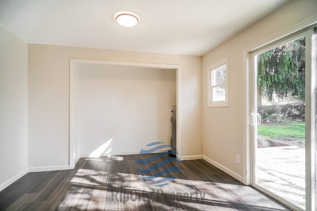 Building Photo - 1307 Elm St