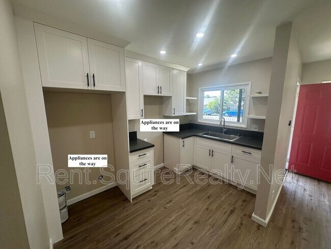 Building Photo - 251 W 9th St