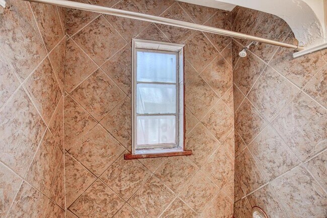 Building Photo - 1304 E Linden St