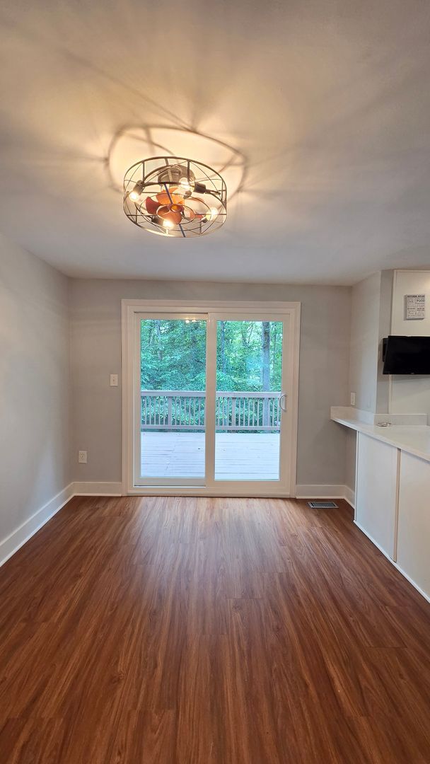Building Photo - Beautiful Newington Forest Townhome