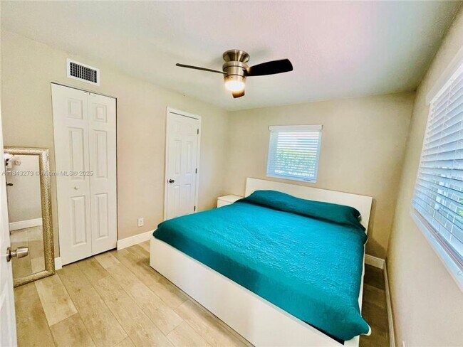 Building Photo - 3 bedroom in Hollywood FL 33020