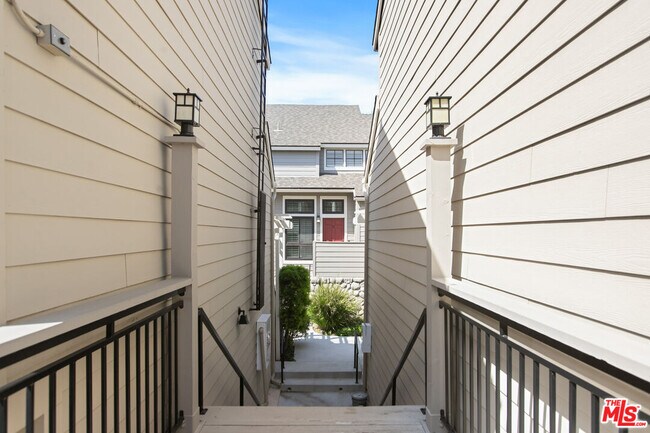 Building Photo - 249 Alpine St