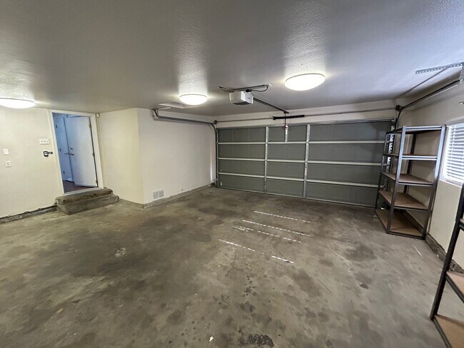 Building Photo - 3 bedroom 2 bathroom in SW Visalia