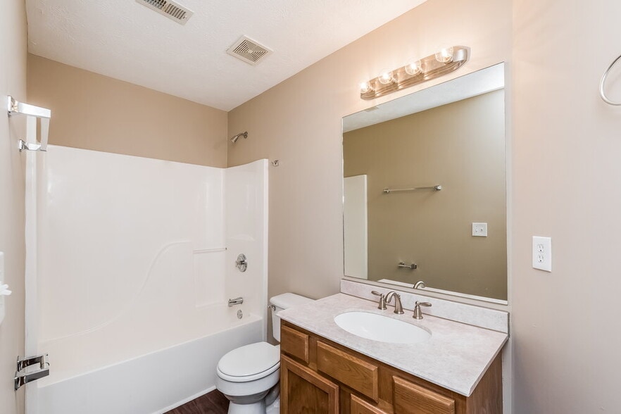 Building Photo - 2704 Lake Park Ridge E