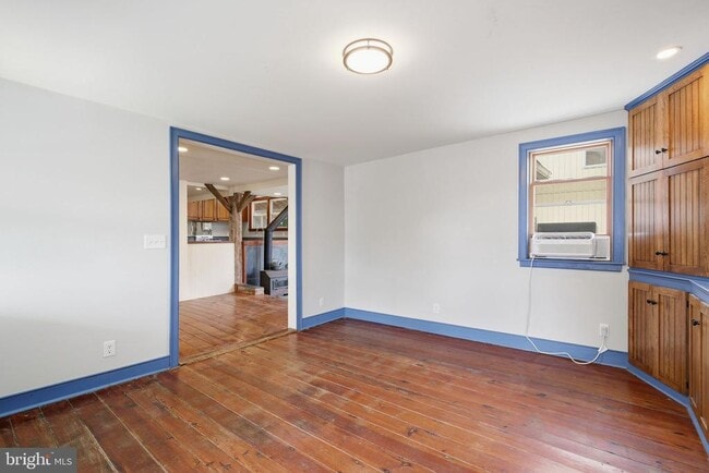 Building Photo - 27 E Broad Way