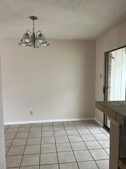 Building Photo - 909B Castle Heights Dr