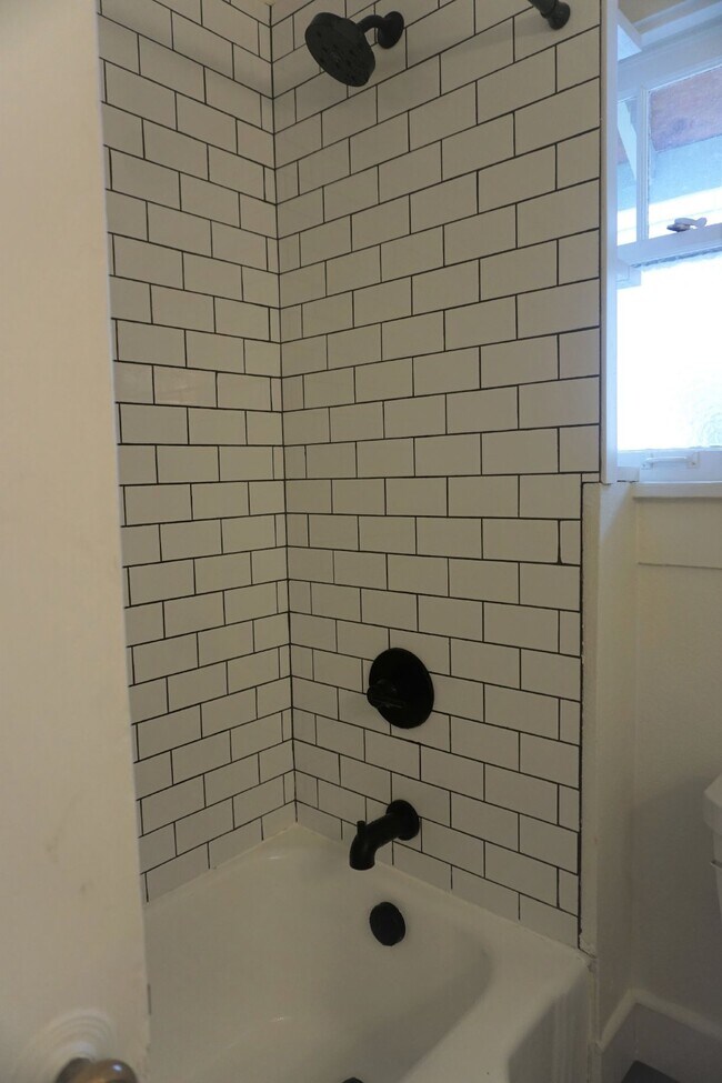 Building Photo - Centrally Located 3-bedroom, 1-bathroom in the Columbia Neighborhood.