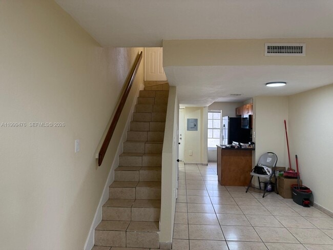 Building Photo - 2310 W 60th St