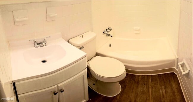 Building Photo - 3 br, 1.5 bath Townhome - 2601 Wayside Dr