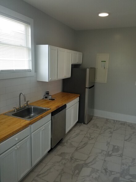 Building Photo - 307 W 41st St