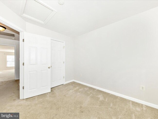 Building Photo - 2103 Paxton Terrace