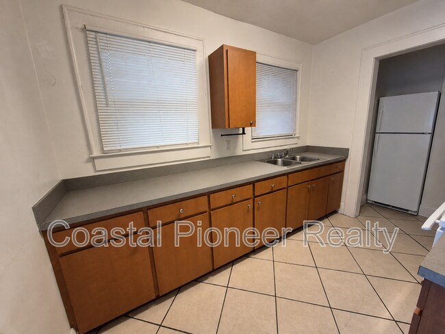 Building Photo - 4015 N Seminole Ave