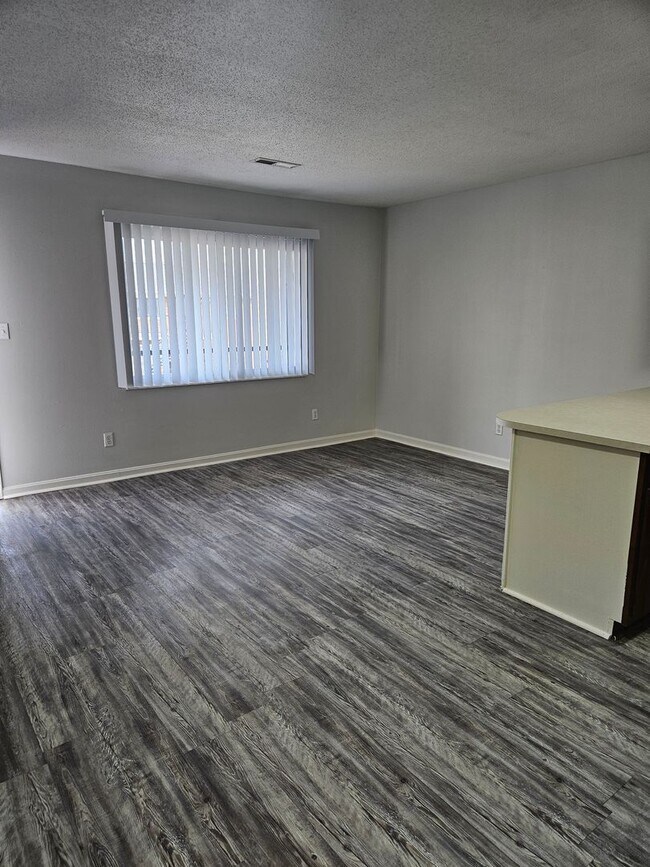 Building Photo - 1 BR 1 Bath at Green Valley Apartments