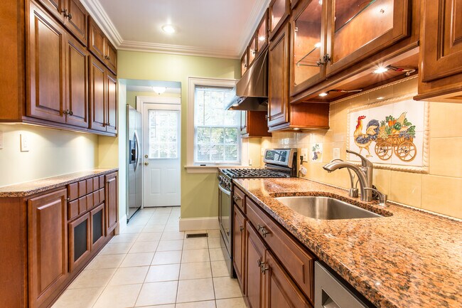 Building Photo - 161 Greenway S