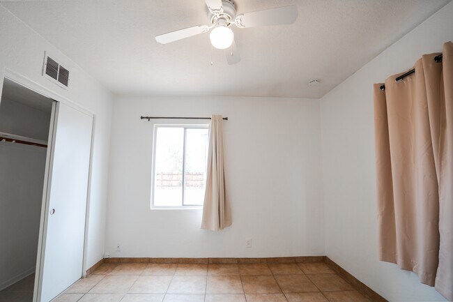 Building Photo - 1410 W Clarendon Ave