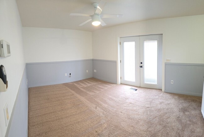 Building Photo - LEASE TAKEOVER: 3 bed, 2 bath Single Family home out by Hibbard