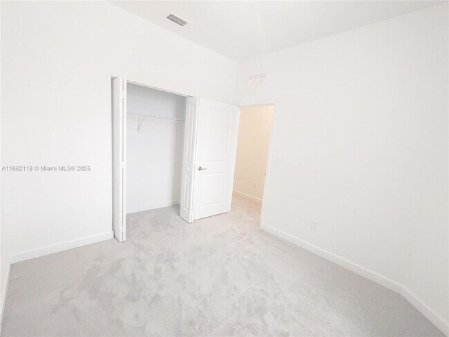 Building Photo - 390 SE Crossoak Ln