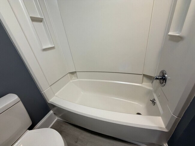 Building Photo - Amazing 7 Bedroom 2 bathroom updated home for rent in Burlington, NC