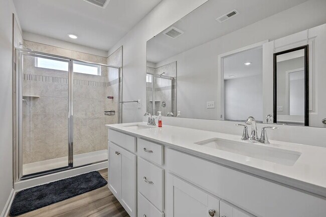 Building Photo - Family Friendly 3 Bedroom Townhome in Pendleton