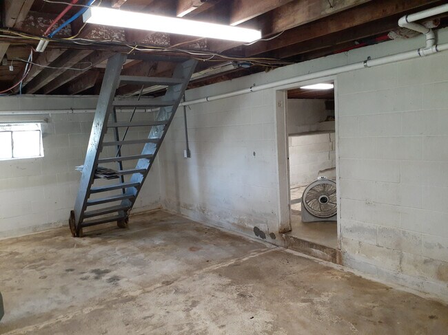 Building Photo - 707 S McCrary St