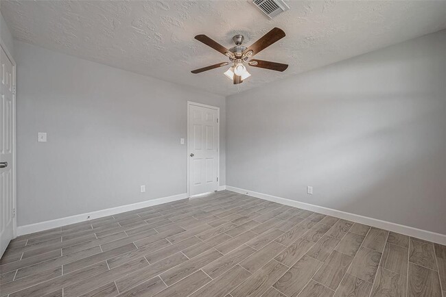 Building Photo - 300 Lane Dr
